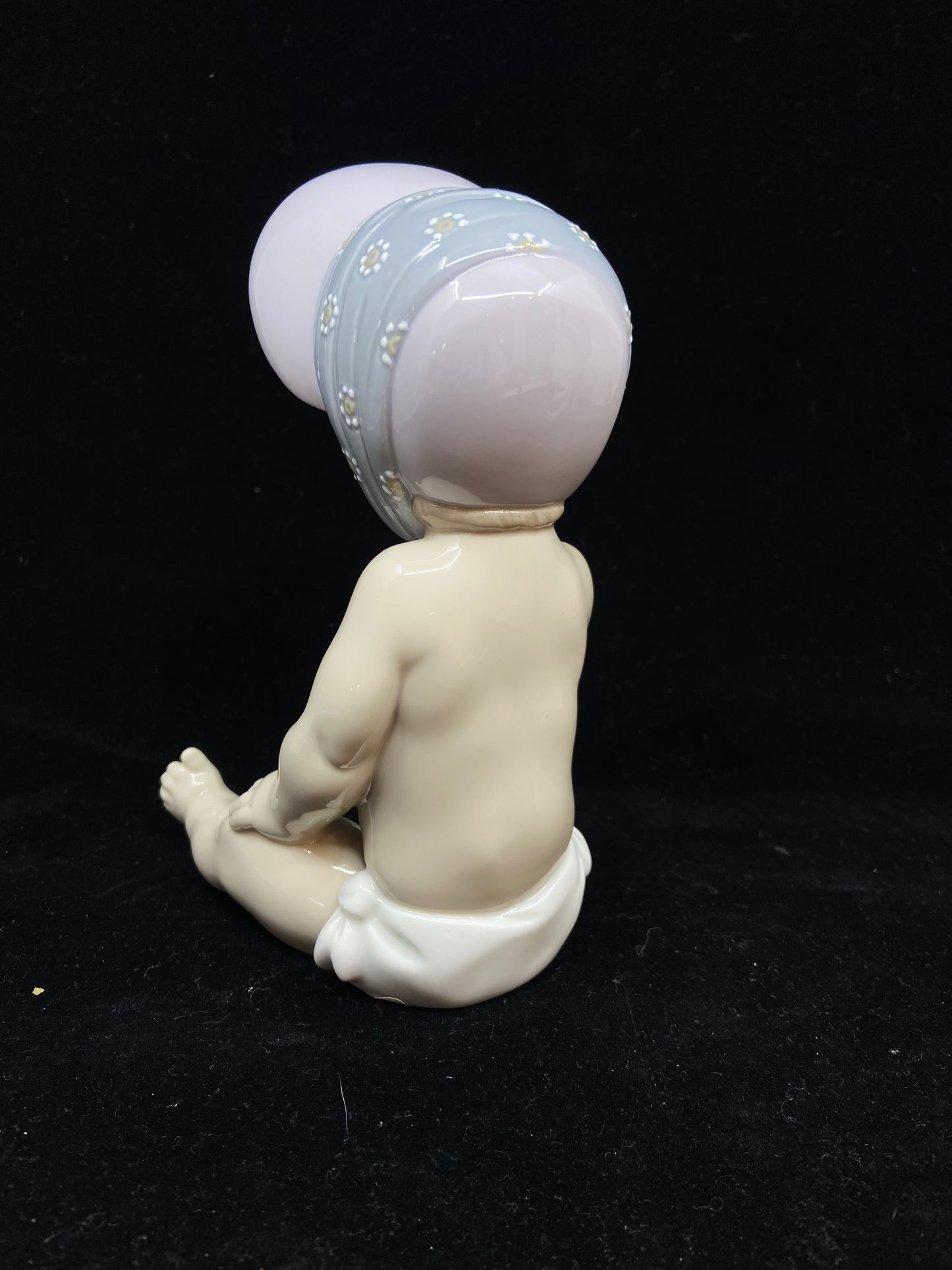 Lladro Baby Girl with Bonnet #9126 (LEWLHJ)