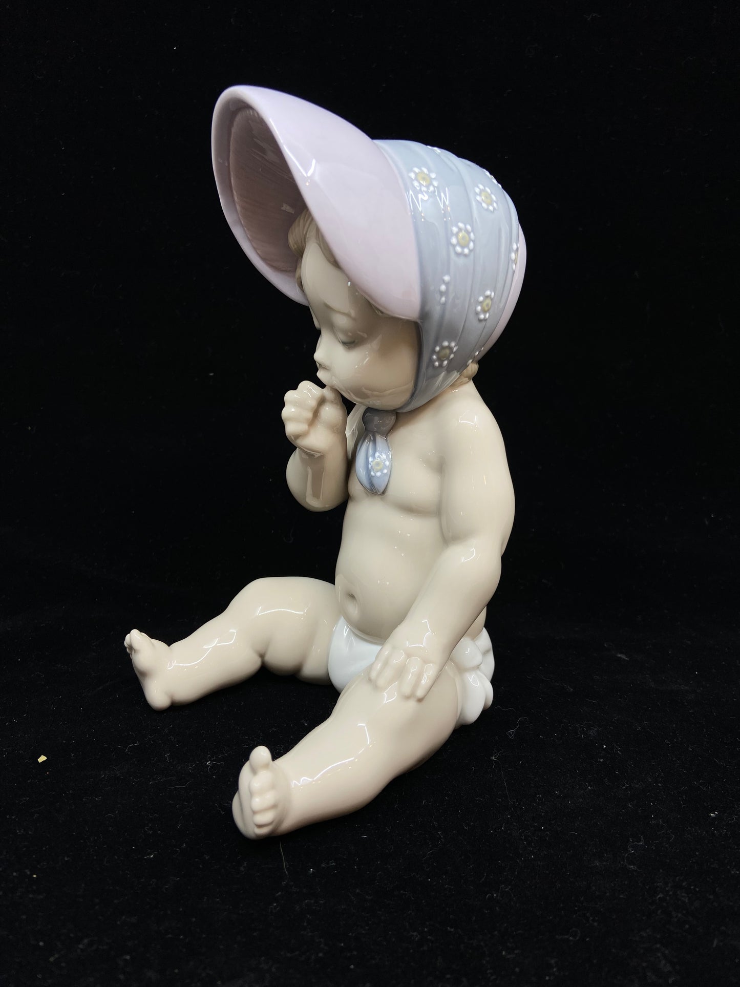 Lladro Baby Girl with Bonnet #9126 (LEWLHJ)