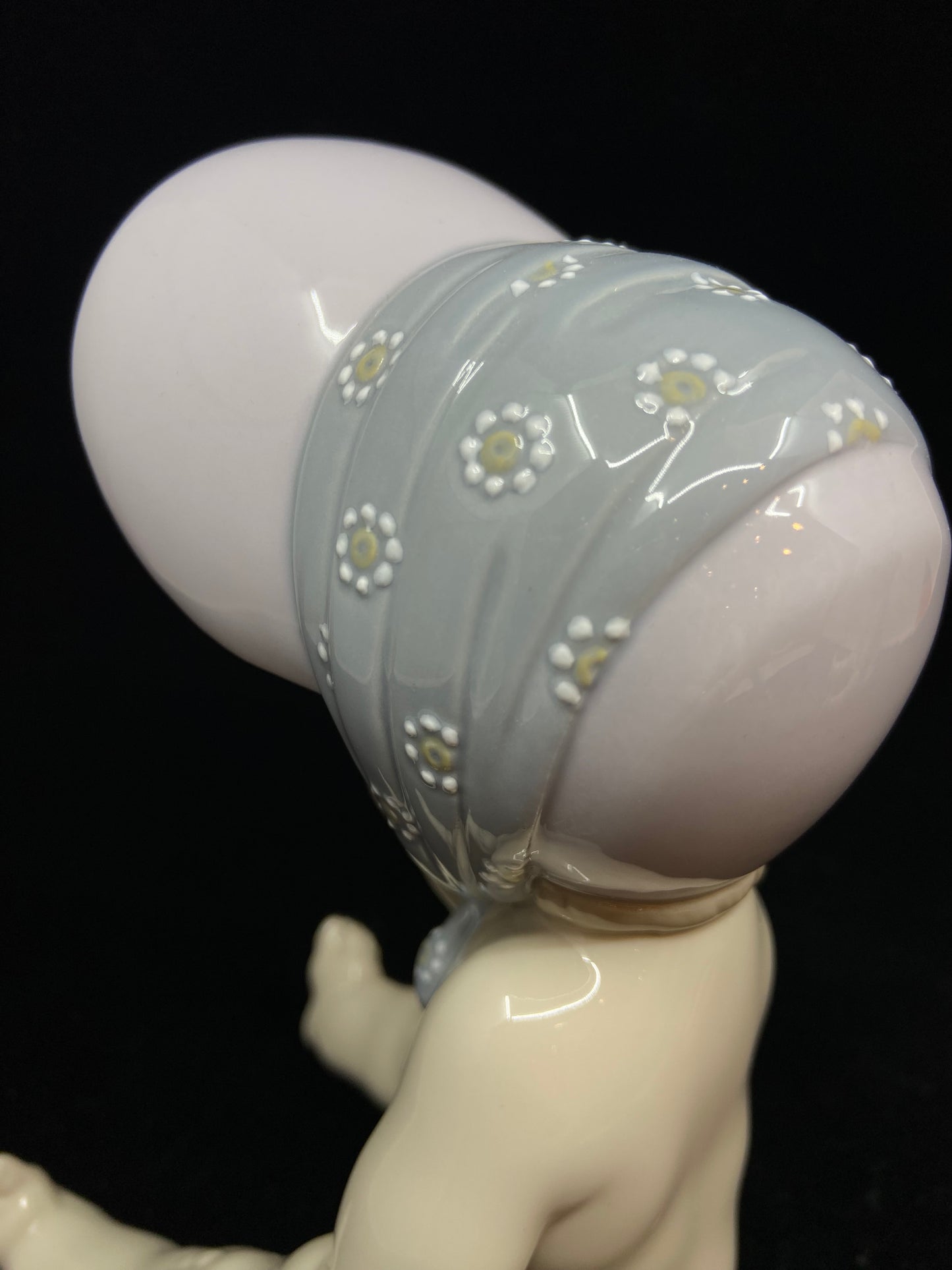 Lladro Baby Girl with Bonnet #9126 (LEWLHJ)