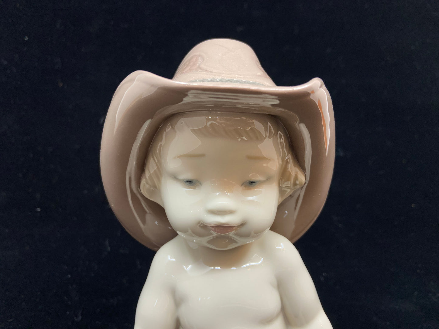 Lladro Baby Boy with Cowboy Hat #9127 (67RR3Q)