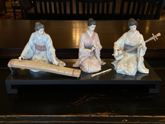 Lladro Set of Three Asian Musicians with Stand (PBFKLV)