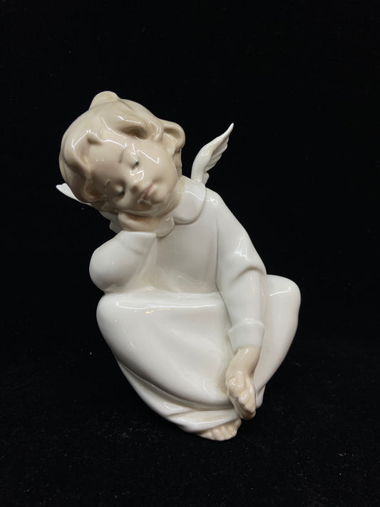 Lladro #4961 Angel Dreaming (R53AVA)