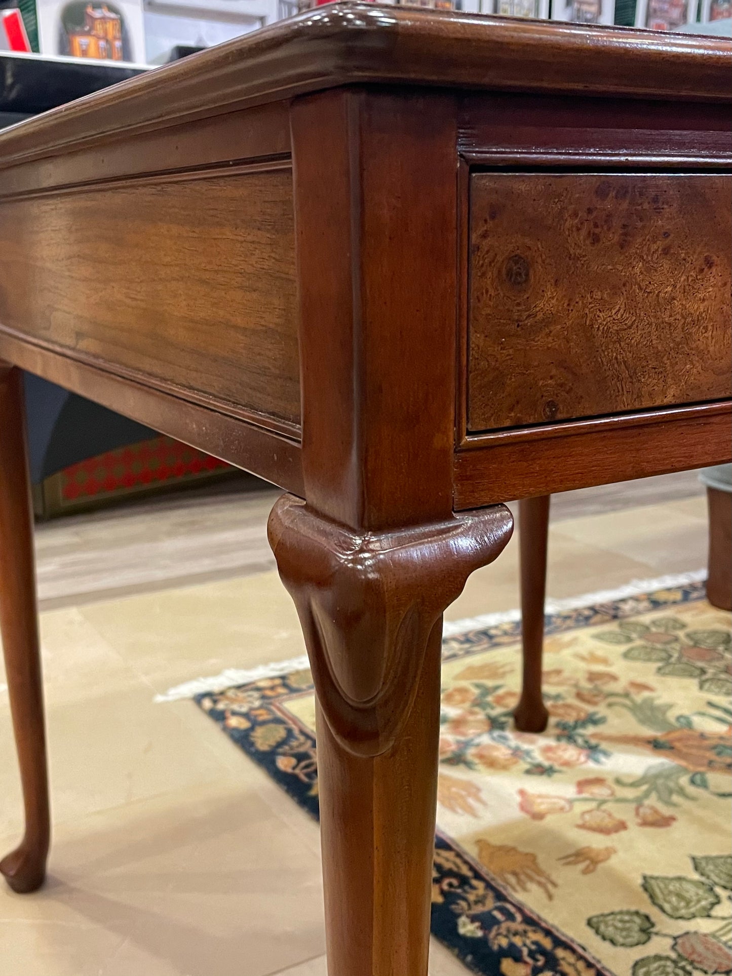 Vintage Baker End Table with Burled Wood (1TEG7N)